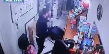 Picchia la moglie malata e la chiude nel negozio: lei si salva strisciando fino alla porta, lui si nasconde dalla mamma