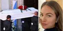 Pamela Genini, i funerali della 29enne uccisa. Il parroco: «Un raggio di sole nei nostri cuori»