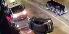 Napoli, paura nella notte a Fuorigrotta: auto si ribalta in via Consalvo