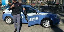 Ragazza di 22 anni incinta accoltellata all'addome dalla compagna per gelosia. L'agguato e la rissa a colpi di bottiglia