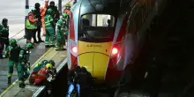 Passeggeri accoltellati su un treno per Londra: almeno 10 feriti, 9 sono gravi. Il testimone: «Pensavo a uno scherzo di Halloween, c'era sangue ovunque»