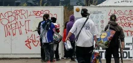 Witchtek, tensioni al rave di Modena: partecipanti si scontrano con la polizia per evitare i controlli