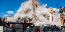 Crollo Torre dei Conti, cosa sappiamo: ponteggi e progetto nel mirino. I pm indagano per disastro e lesioni