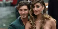 Belen punge il ?finto? Stefano De Martino: «Ricordi quando eri meno rifatto di me?». La gag in tv lascia tutti senza fiato