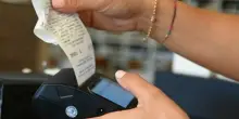 Furbetti dello scontrino, arriva la stretta anti-evasione fiscale per i commercianti: la cassa collegata al pos. Da quando entra in vigore e come funziona