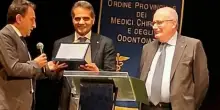 Targa di encomio per il chirurgo Alfonso Amore