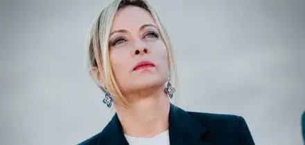 Giorgia Meloni, i redditi del 2024 dimezzati a 180mila euro: la premier pubblica (prima tra i leader) la sua dichiarazione