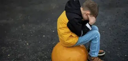 Un braccialetto rotto e una lite tra bimbi: papà si vendica e prende a calci e schiaffi l'amichetto del figlio di 8 anni e lo butta a terra