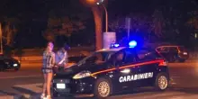 Pomigliano D'Arco, lei si prostituiva mentre lui rubava le carte di credito dei clienti: arrestata coppia