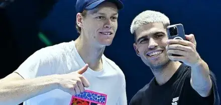 Sinner e Alcaraz, allenamento insieme alle Atp Finals a Torino: selfie, sorrisi e autografi. Quando inizia il torneo