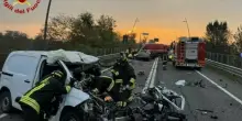 Scontro frontale tra due auto e un furgoncino in tangenziale, tre morti: hanno 23, 62 e 64 anni