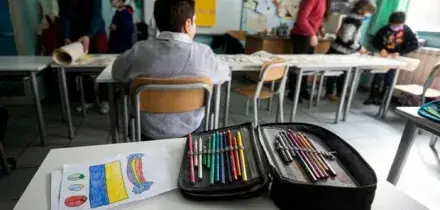 Educazione sessuale a scuola, resta il consenso dei genitori ma cade il divieto per le medie: il nuovo emendamento della Lega