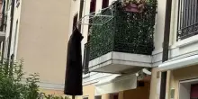 Stendino con i panni sul terrazzo, la 68enne in causa con il condominio. Dovrà trovare un'altra casa