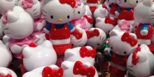 «Un fantasma mi perseguita»: la polizia ascolta una 13enne e scopre i resti smembrati e il cranio umano di una donna in un peluche Hello Kitty