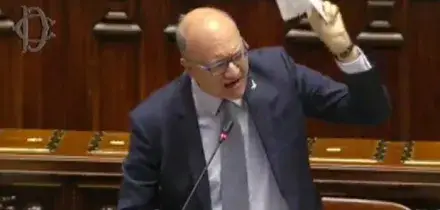 Educazione sessuale a scuola, bagarre con Valditara in Aula: cosa è successo e le scuse del ministro