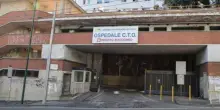 Napoli, incidente a piazza Bovio: poliziotto ferito in strada trasportato al Cto