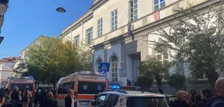 Ragazzina di 12 anni precipita a scuola e muore, dramma a Marcianise. «Caduta dalla scala di sicurezza»