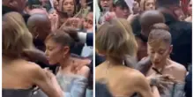 Ariana Grande aggredita da un fan sul red carpet, lo scudo umano, la paura e le urla: «Grazie per avermelo permesso»