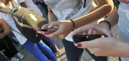 Adolescenti, il miglior amico è Chat Gpt: 4 adolescenti su 10 si confidano e chiedono consigli di cuore all'IA