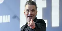 Robbie Williams: «Sto perdendo la vista per colpa di un farmaco che prendo per dimagrire. Continuerò finché non diventerò cieco»