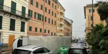 Maltempo a Genova, tromba d'aria fa volare i container al porto: esondato il rio Fegino, autostrada bloccata