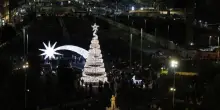 Napoli si illumina per il Natale, accese le magiche luminarie in piazza Municipio