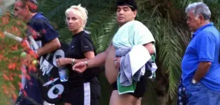 Maradona, l'ex moglie e le figlie contro l'ex manager: i cimeli del «Pibe de oro» e il nodo dei soldi dell'eredità. «Lo sfruttano pure da morto»
