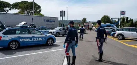 Accoltellata in autostrada vicino Roma e abbandonata sulla carreggiata, 38enne grave in ospedale