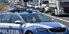 Accoltellata in autostrada vicino Roma e abbandonata sulla carreggiata, 38enne grave in ospedale