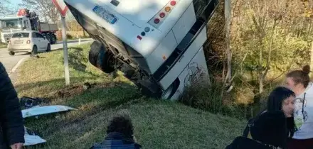 Bus con 20 studenti a bordo finisce nel fosso dopo lo scontro con un'auto: grave la conducente della vettura