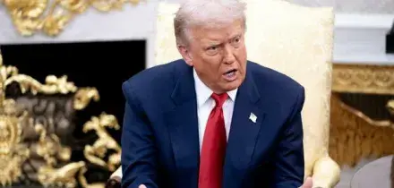 Trump ha firmato la legge per la divulgazione dei file Epstein: «Ora verrà fuori la verità sui legami con i democratici»