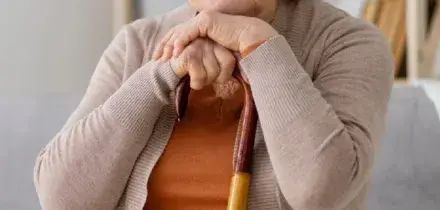 Nasconde il cadavere della mamma in cantina per tre anni e si traveste da lei per incassare la pensione. Il figlio scoperto al rinnovo della carta d'identità