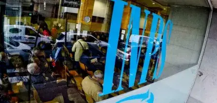 La madre è morta da 3 anni, si traveste da lei per incassare la pensione: scoperto, 57enne accusa un malore