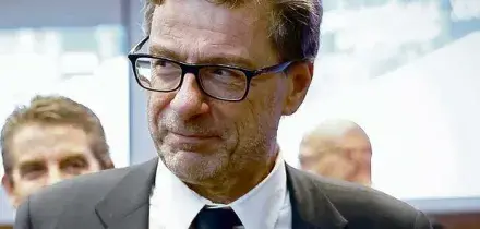 Moody?s promuove l?Italia, il rating sale a «Baa2». Giorgetti: fiducia nel Paese