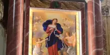 La Madonna che scioglie i nodi, la preghiera del sabato ed i foglietti bruciati