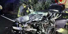 Scontro frontale tra auto sulla statale, morti sul colpo i due conducenti: hanno 51 e 22 anni. C'è anche un ferito grave