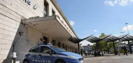 Tenta di rapire bimba di un anno dal passeggino dopo aver sferrato un pugno al padre, arrestato