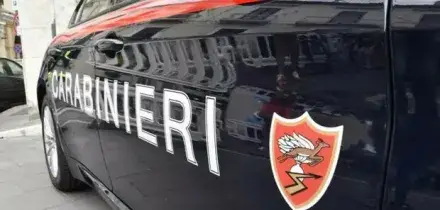 Neonata trovata dentro il water, la mamma accanto in un lago di sangue: la bimba è viva