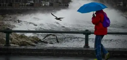 Scuole chiuse martedì per l'allerta meteo: da Napoli a Salerno, tutti i Comuni coinvolti