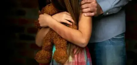 «Nonno ha abusato di me»: bambina di 9 anni denuncia le violenze alla mamma, 77enne condannato a 4 anni