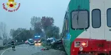 Treno pieno di studenti si schianta contro un camion bisarca sui binari: tragedia sfiorata, auto sbalzate in strada