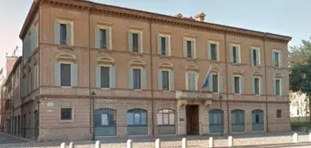 Sesso in cambio di favori a donne straniere, scandalo alla Prefettura di Rimini: scatta il «codice rosso» per un funzionario 61enne