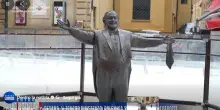 Pesaro, polemiche sulla statua di Pavarotti al centro della pista di ghiaccio