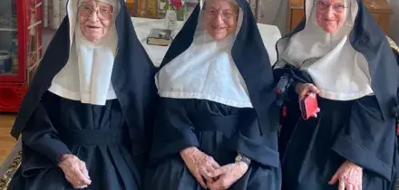 Suore ribelli, la fuga dall'ospizio e il ritorno nel convento. «Possono restare, ma lascino i social»