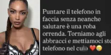 Elodie e il cellulare 'volato' al concerto: «Torniamo agli abbracci e mettiamoci sto telefono nel c**o». Cosa ha detto