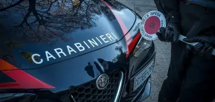 Tenta di rapire una bambina fuori scuola, la madre lo mette in fuga: caccia all'uomo con i capelli bianchi e lo zainetto
