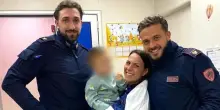 Neonato in crisi respiratoria, due poliziotti lo scortano in ospedale per salvargli la vita