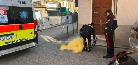 Stramazza al suolo mentre cammina in strada: morte choc davanti ai passanti, doveva andare in farmacia