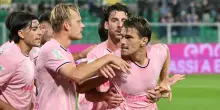 Serie B, Frosinone vola al 2° posto. Palermo straripante con la Carrarese, Pohjanpalo ne fa tre