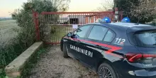 Trovato morto davanti alla casa in campagna: ipotesi omicidio, la vittima aveva 36 anni